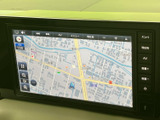 大型のタッチパネルディスプレイを搭載し、直感的な操作でナビゲーションやオーディオを楽しめます。目的地設定もスムーズに行えます。