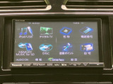 鮮明な地図表示で、スムーズなナビゲーションを実現。交通情報も確認でき、安全運転をサポートします。ルート検索も簡単に行えます。