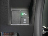 パーキングセンサーシステム搭載。センサーが周辺の障害物を検知。音とディスプレー表示で障害物との距離をお知らせし、ドライバーに注意を促します。バックでの駐車時や狭い駐車場での出庫時などに役立ちます。