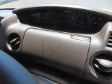 【運転席アッパーボックス】パッと取り出しやすい位置にあるボックスなので、お財布などの小物から本などの小冊子、駐車券など、よく使うものの収納に便利です。