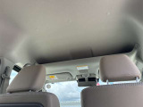 運転席助手席の上にも荷物が置けるスペースがあります