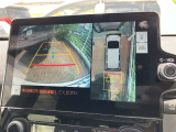 パノラミックビューモニター付きです。車両を上から見たような映像をディスプレイオーディオ画面に表示。運転席からの目視だけでは見にくい、車両周辺の状況をリアルタイムでしっかり確認できます。