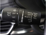 【オートワイパー機能】レバーをAUTOの位置にしているとき、レインセンサーが雨を感知すると、雨量に応じて、ワイパーが自動で作動します。