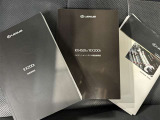 メンテナンスノート、取扱説明書ですね。 車の情報が凝縮されています。 車の整備記録が記載されている大事な物ですよ。