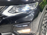 【LEDヘッドライト】悪天候や夜間走行時も良好な視界を確保し安心して運転できる高輝度LEDヘッドライトを装備!点灯速度が早く、消費電力も抑えられています。