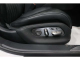 【パワーシート】運転しやすい位置に座席を設定できます。【ランバーサポート調整スイッチ】理想的な着座姿勢をサポートしてくれます。腰への負担を減らし、長時間のドライブでも疲れにくくなります。