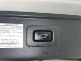 電動式バックドアです。 荷物を持ったままでもボタン一つで自動的に開け閉めできるので便利ですよ。 挟み込み防止機能も付いていますのでお子様の手や荷物を挟み込むのを防いでくれますよ。