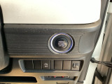 【ENGINE START/STOP】スマートキーをポケットやバッグに入れたままで、キーを差し込むことなくボタンを押すだけでエンジンが始動します。