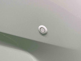 死角になりやすい左右後方の障害物をブザー音で知らせてくれるリヤコーナーセンサー搭載