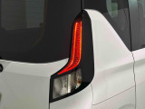 急ブレーキを後続車にお知らせするエマージェンシーストップシグナル機能付きLEDリヤコンビネーションランプ(LEDストップランプ)