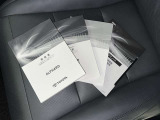 メンテナンスノート、取扱説明書です。 その車の整備記録が事細やかに記録されています。 車が生まれてから今までどのような道を歩んできたのか判るとても重要な物ですよ。