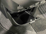 置きたい場所に手が届く。すぐに取り出せ、しまえる多彩な収納が付いてます(インパネロアボックス)