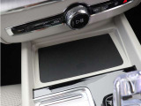 すぐ手の届くところにスマートフォンを置いておきながら同時に充電ができます。充電コードは不要。スマートフォンをカップホルダー前方の収納スペースに置いておくだけで非接触充電によりバッテリーが充電されます。