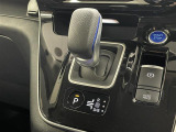 【シフトレバー】近年のハイブリッド車特有のスマートなシフトレバー。身近に触れるポイントですが、先進的で近未来のような印象を受けますね。