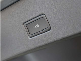 両手がふさがっている場面でも便利なパワーテールゲート採用です。