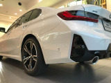 どっしりとしたバンパー下部のデザインはBMWの高級感を際立たせると共にスポーティーさを演出しております。