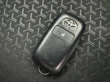 スマートキーをポケットやバッグに携帯していれば、キーを取り出すことなくドアハンドルを握り解錠、ドアハンドルのセンサーに触れるだけで施錠できます。