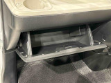 大きな荷物を収納できる、便利な助手席グローブボックス