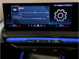 【ⅰドライブナビゲーション】文字情報も鮮明に表示する高解像度カラーディスプレイを採用。視認性に優れた地図デザインと特徴的な建造物を目印にした描写表示で現在位置を把握できます。地図データの更新も可能です