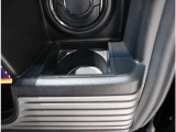 運転席ドリンクホルダーです。手元近くなので便利になっております。
