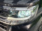 【LEDヘッドライト】悪天候や夜間走行時も良好な視界を確保し安心して運転できる高輝度LEDヘッドライトを装備!点灯速度が早く、消費電力も抑えられています。