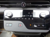 【オートエアコン】一度お好みの温度に設定すれば、車内の温度を検知し風量や温度を自動で調整。暑い&hellip;寒い&hellip;と何度もスイッチ操作をする必要はありません。快適な車内空間には必須の機能ですね♪