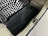 ラゲッジアンダーボックスも装備されております。荷物を載せたり、荷室が広くなりますので大型荷物も載せることができます。