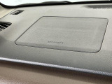 【助手席エアバッグ】SRSエアバッグとはシートベルトの働きを補助して衝突した時に乗員の衝撃を軽減するシートベルト併用式エアバッグ。前面衝突時に瞬時に膨らみ、頭部と胸部の衝撃を軽減します。