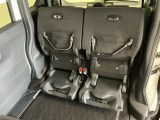 【チップアップシート】座面を跳ね上げて、背の高い荷物も積み込みやすくなります。