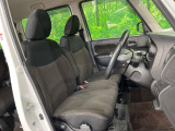 運転席まわりには十分なスペースがあり、大柄な方でもゆったり運転していただける環境です。
