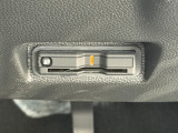 有料道路をキャッシュレスで通行できるETC2.0車載器付きです。運転席足元に設置されています。ETCセットアップ費用は含まれておりません。別途必要となります。