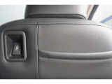運転席と助手席のシートの裏側に充電ソケットとスマホやカード、チラシなどを挟めるのに便利なポケットがついています♪