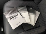 メンテナンスノート、取扱説明書ですね。 車の情報が凝縮されています。 車の整備記録が記載されている大事な物ですよ。