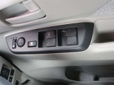 運転席側のドア内側です。ドアミラーの格納や角度調整やパワーウィンドーのスウィッチがコンパクトにまとまっています。ボトルホルダーも付いています。