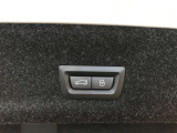 【電動テールゲート】オートマアチックトランクリッドオペレーションが装備されています。両手が塞がっている時でも、スマートキーを身につけていればハンズフリーで開閉可能です。