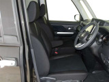厚みがあって、座り心地が良いソファーのようなシート。運転席も助手席もリラックスしてゆったり座れます。