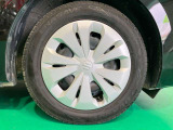 足元を変えるだけで車のイメージがかなり変わります。かっこいい存在感のある一台です。