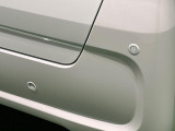 車の四隅にセンサーを施し死角になりやすい左右前後方向の障害物を感知することで、縦列駐車や車庫入れをサポートするコーナーセンサーが付いてます