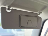 運転席側サンバイザーミラー付。室内細部まで掲載。中古車だからこそ状態を分かりやすくお伝えします。