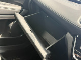 【グローブボックス】ティッシュや車検証入れに。