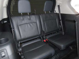 内装工程では、中古車を気持ちよくお乗りいただけるよう清掃しています。ニオイの元となるフロアカーペットまで洗浄・消臭済み?