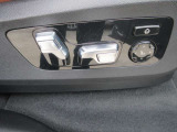 運転席メモリー付きフロント電動シート装備。