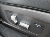 運転席メモリー付きフロント電動シート装備。