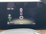 スタイリッシュなデザインと、必要な情報をひと目で確認できる見やすさが魅力。ドライビングをサポートします。