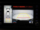 パノラミックビューモニターを装備。駐車場や交差点でクルマを真上から見るように周囲を確認できます。機能の詳細は販売店スタッフまでおたずねください。