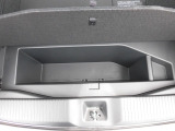 荷室には床下収納もあります。置き傘や洗車用品などを収納すれば、荷室はスッキリです。