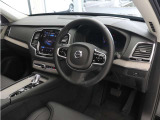 インストルメントパネルは僅かに運転席側へと傾けられているほか、余計なスイッチ類を可能な限り排し、運転に集中しやすい環境を造り出しています。