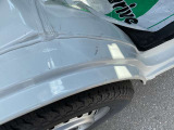 運転席ステップに少しキズがございます。