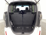 開口部も広く荷物の積み下ろしもしやすいお車となっております。シートの背もたれは5:5の割合で背もたれを可倒でき、前後のシートスライドもできるので荷室をひろげることができます。