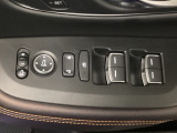 電動格納式リモコンドアミラーと、パワーウィンドウスイッチ等は運転席ドアにあります。